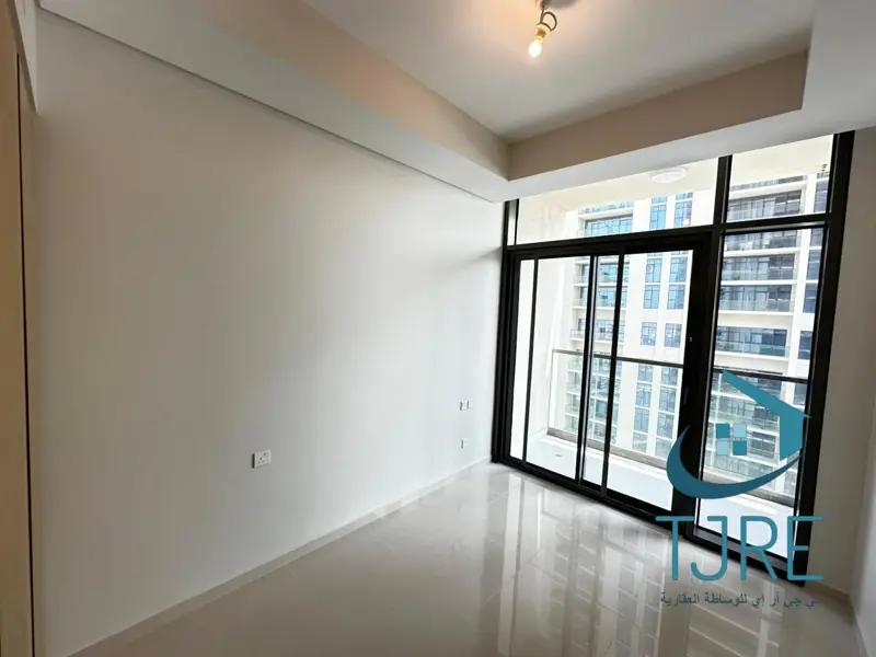 modern-style-with-balcony-huge-layout-new-building.webp