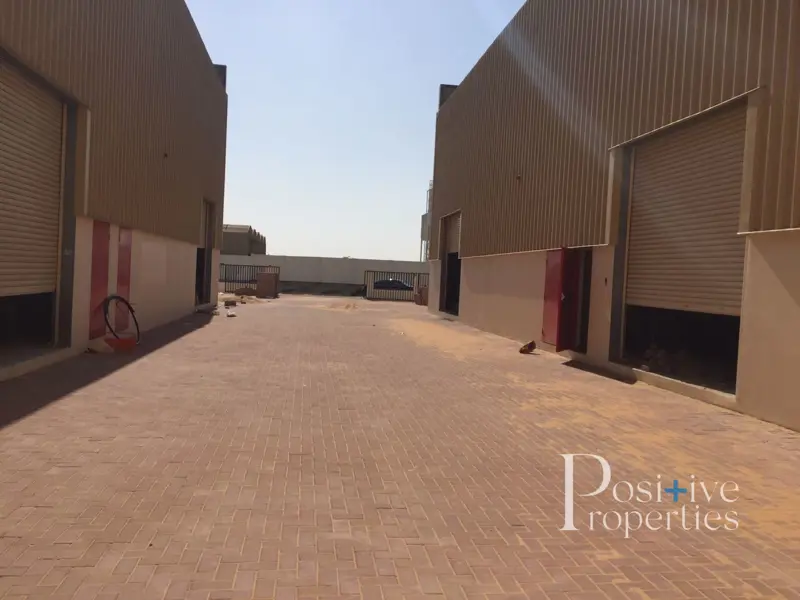 multiple-warehouses-insulated-roofing-200kw.webp