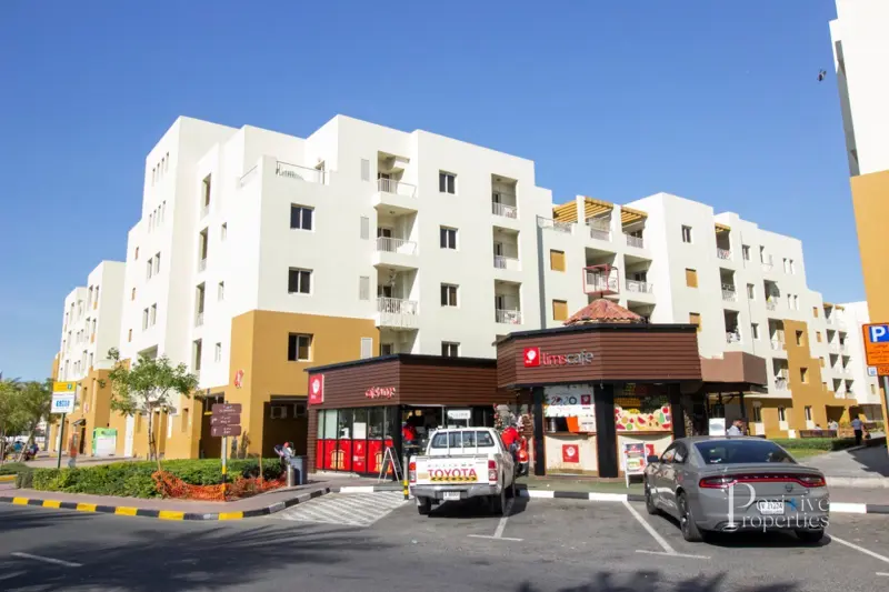 one-parking-free-12-cheques-great-location.webp