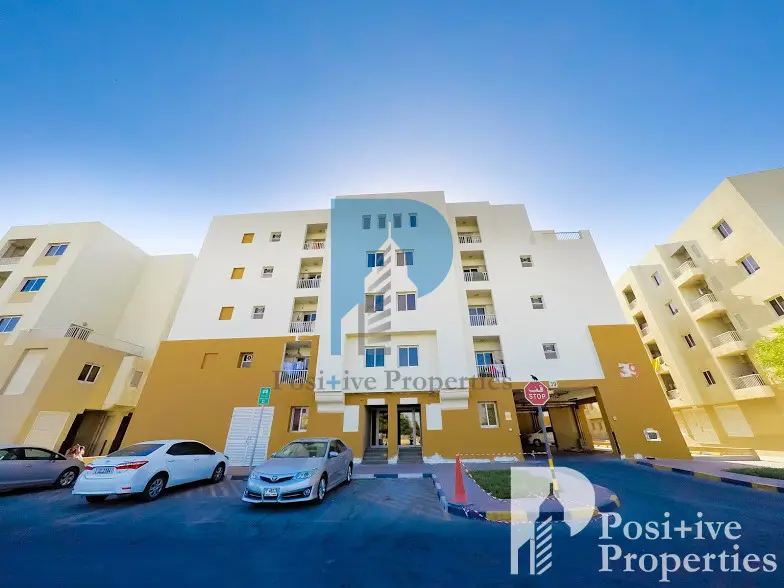 one-parking-free-12-cheques-great-location-2.webp