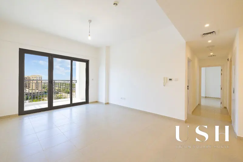semi-close-kitchen-big-balcony-pool-view-1.webp