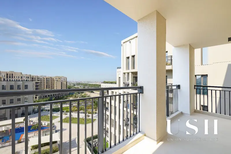 semi-close-kitchen-big-balcony-pool-view-1.webp