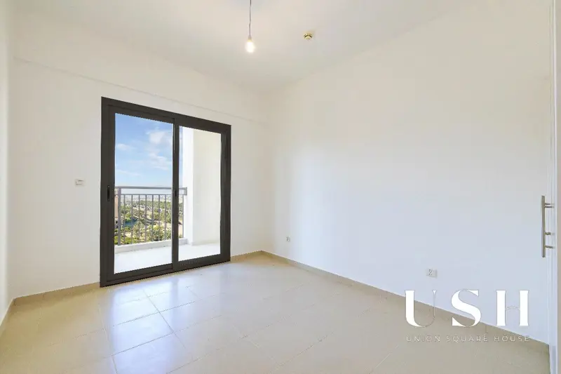 semi-close-kitchen-big-balcony-pool-view-1.webp