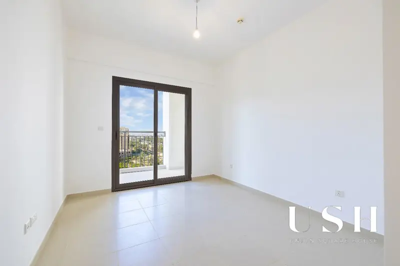 semi-close-kitchen-big-balcony-pool-view-1.webp