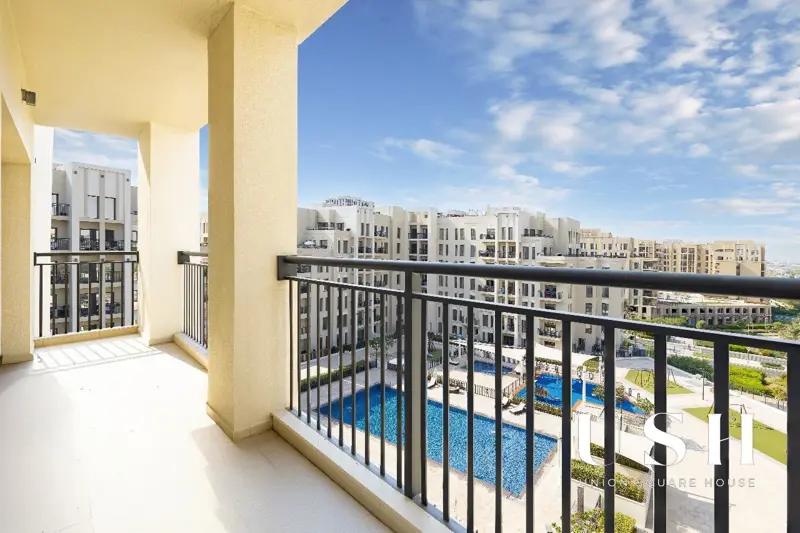 semi-close-kitchen-big-balcony-pool-view-1.webp