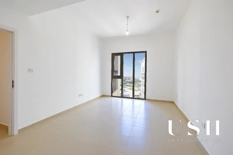 semi-close-kitchen-big-balcony-pool-view-1.webp