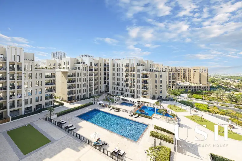 semi-close-kitchen-big-balcony-pool-view-1.webp