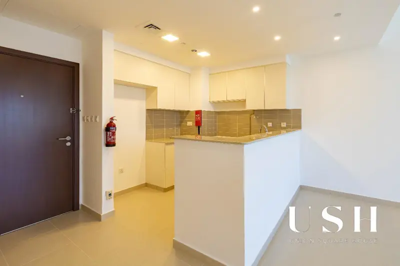 semi-close-kitchen-big-balcony-pool-view-1.webp