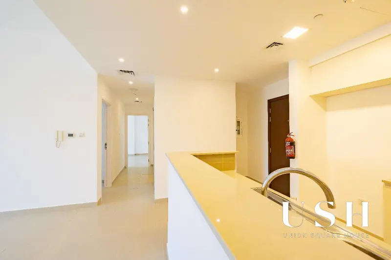 semi-close-kitchen-big-balcony-pool-view-1.webp