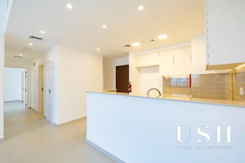 semi-close-kitchen-big-balcony-pool-view-1.webp