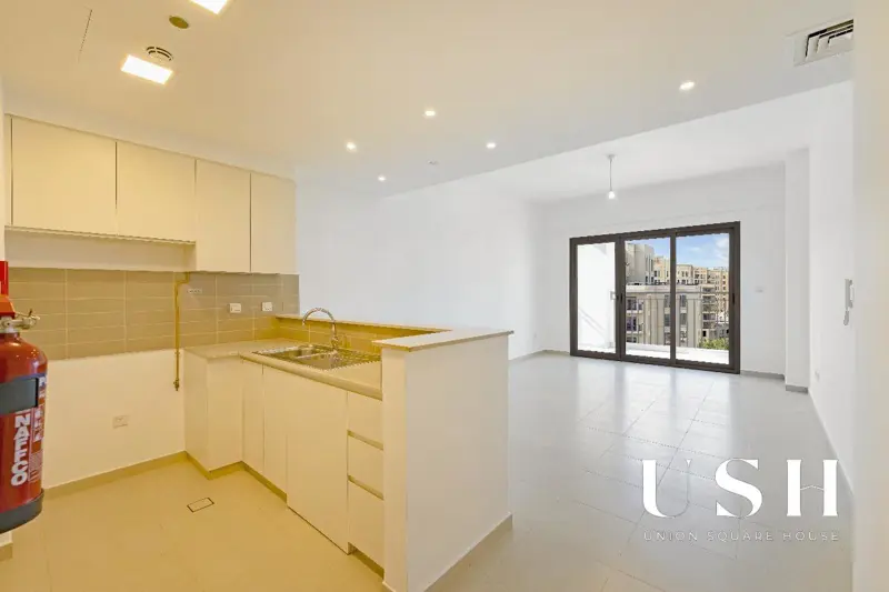 semi-close-kitchen-big-balcony-pool-view-1.webp