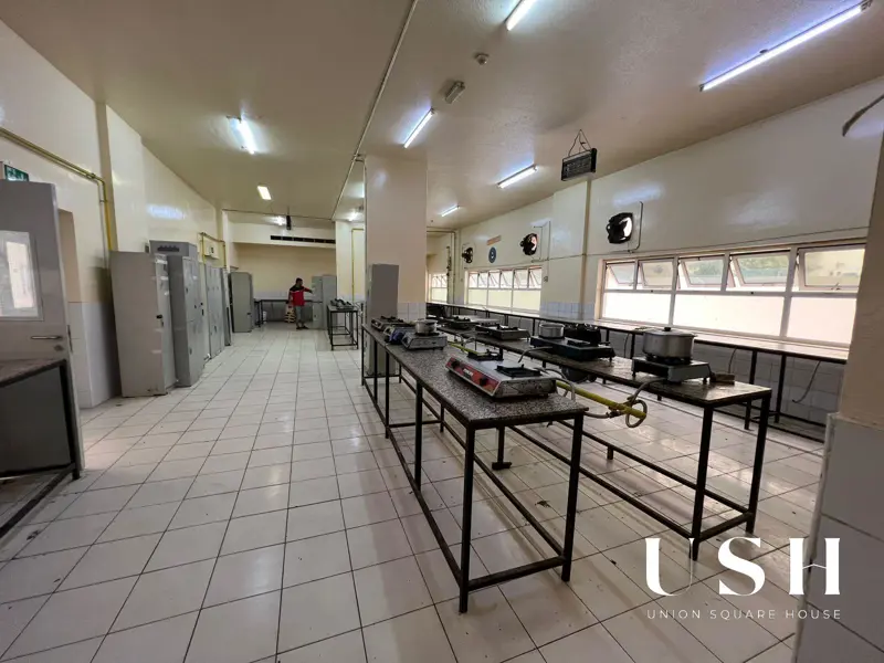 small-camp-10-rooms-6-person-near-grand-mall-1.webp