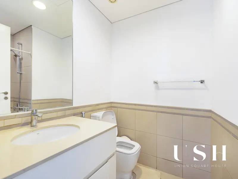 spacious-2-bedroom-vacant-full-boulevard-view-1.webp