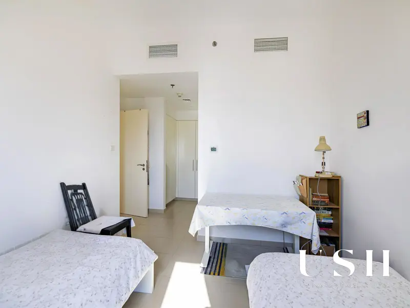 spacious-2-bedroom-vacant-full-boulevard-view-1.webp