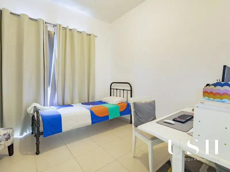 spacious-2-bedroom-vacant-full-boulevard-view-1.webp
