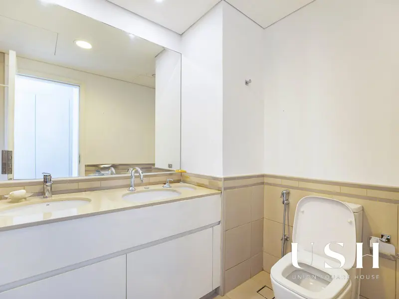 spacious-2-bedroom-vacant-full-boulevard-view-1.webp