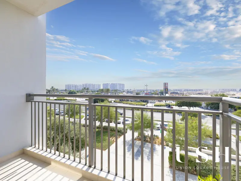spacious-2-bedroom-vacant-full-boulevard-view-1.webp