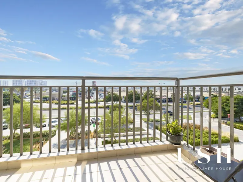spacious-2-bedroom-vacant-full-boulevard-view-1.webp