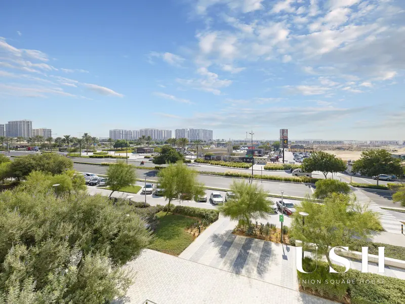 spacious-2-bedroom-vacant-full-boulevard-view-1.webp