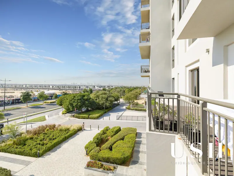 spacious-2-bedroom-vacant-full-boulevard-view-1.webp