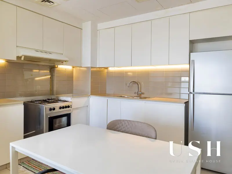 spacious-2-bedroom-vacant-full-boulevard-view-1.webp