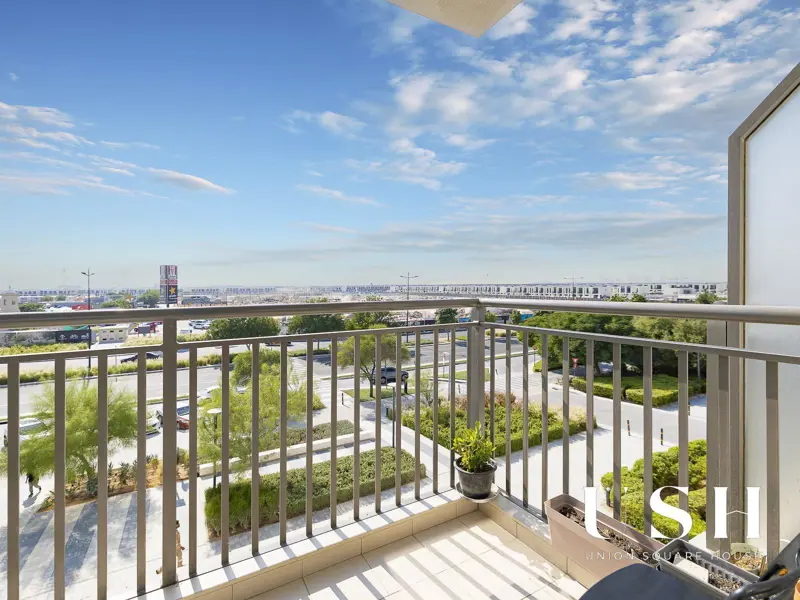 spacious-2-bedroom-vacant-full-boulevard-view-1.webp