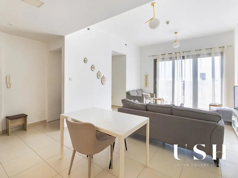spacious-2-bedroom-vacant-full-boulevard-view-1.webp