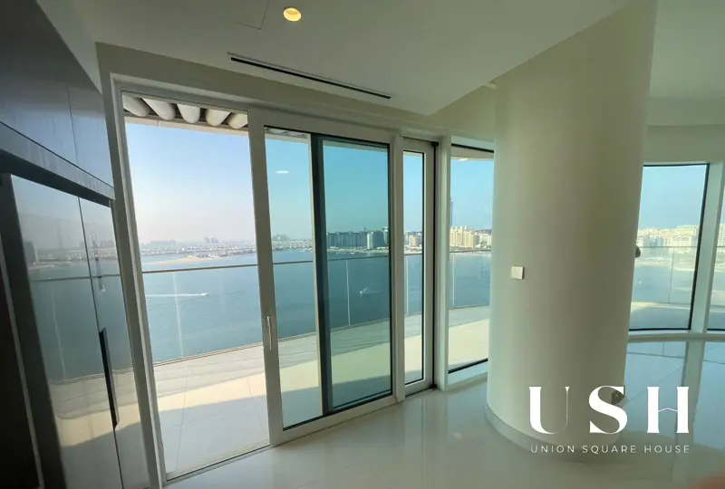 spacious-palm-sea-view-great-location-2.webp