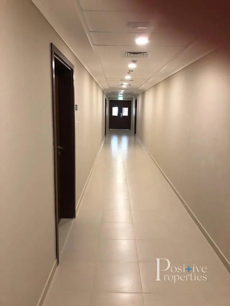 spacious-ready-move-in-overlooking-boulevard.webp