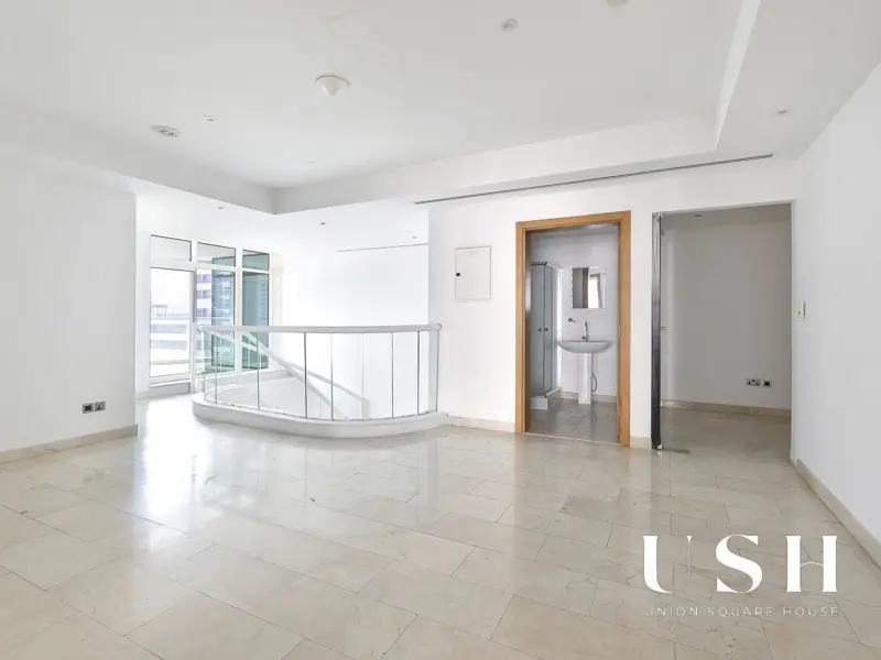 spacious-stunning-duplex-great-location-2.webp