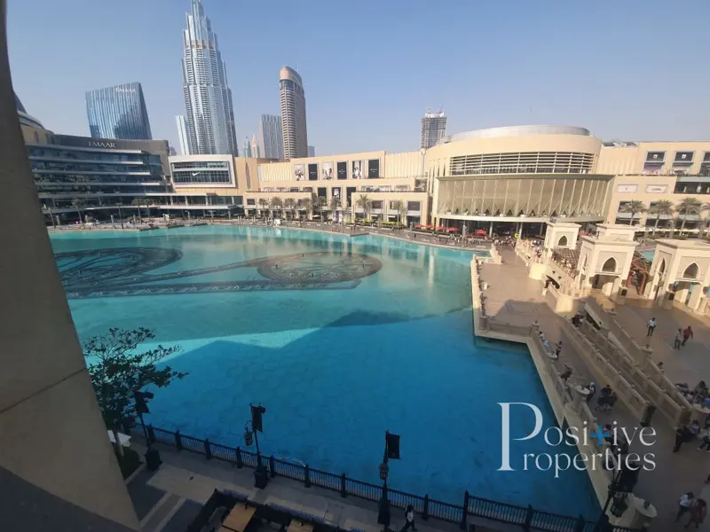 stunning-fountain-and-burj-khalifa-views.webp