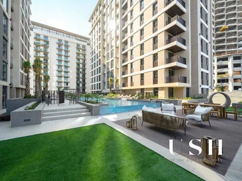 vacant-poolcreek-view-furnished-mbr-2.webp